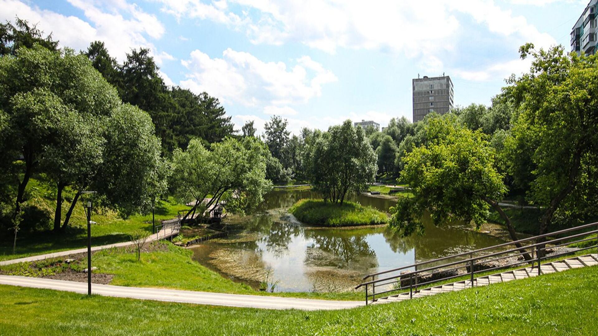 Один из Бехтеревских прудов в Аршиновском парке - РИА Новости, 1920, 20.07.2023
