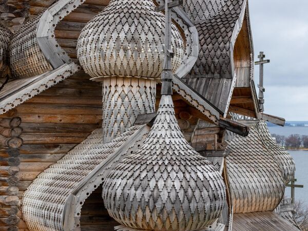 Купола Преображенской церкви Кижского погоста, покрытые лемехом Купола Преображенской церкви Кижского погоста, покрытые лемехом