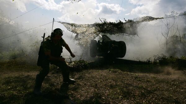 Военнослужащий ВС РФ ведет огонь снарядами по позициям ВСУ. Архивное фото