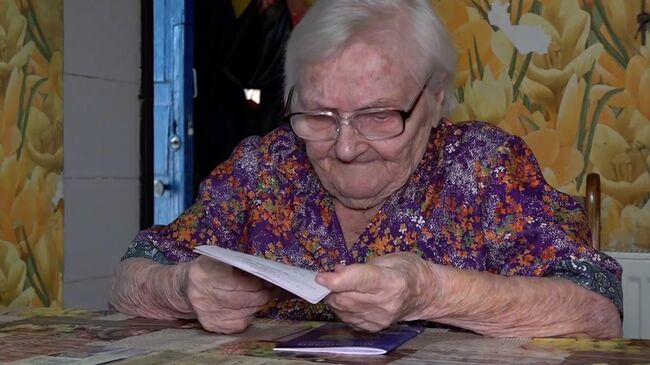 Вручение российского паспорта 102-летней жительнице Стаханова в ЛНР 