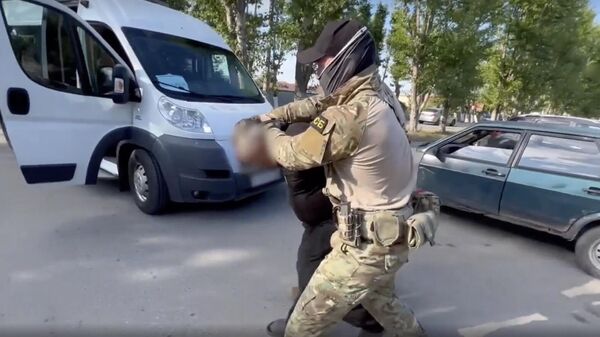 Сотрудники ФСБ России во время задержания пособника украинских спецслужб. Кадр видео