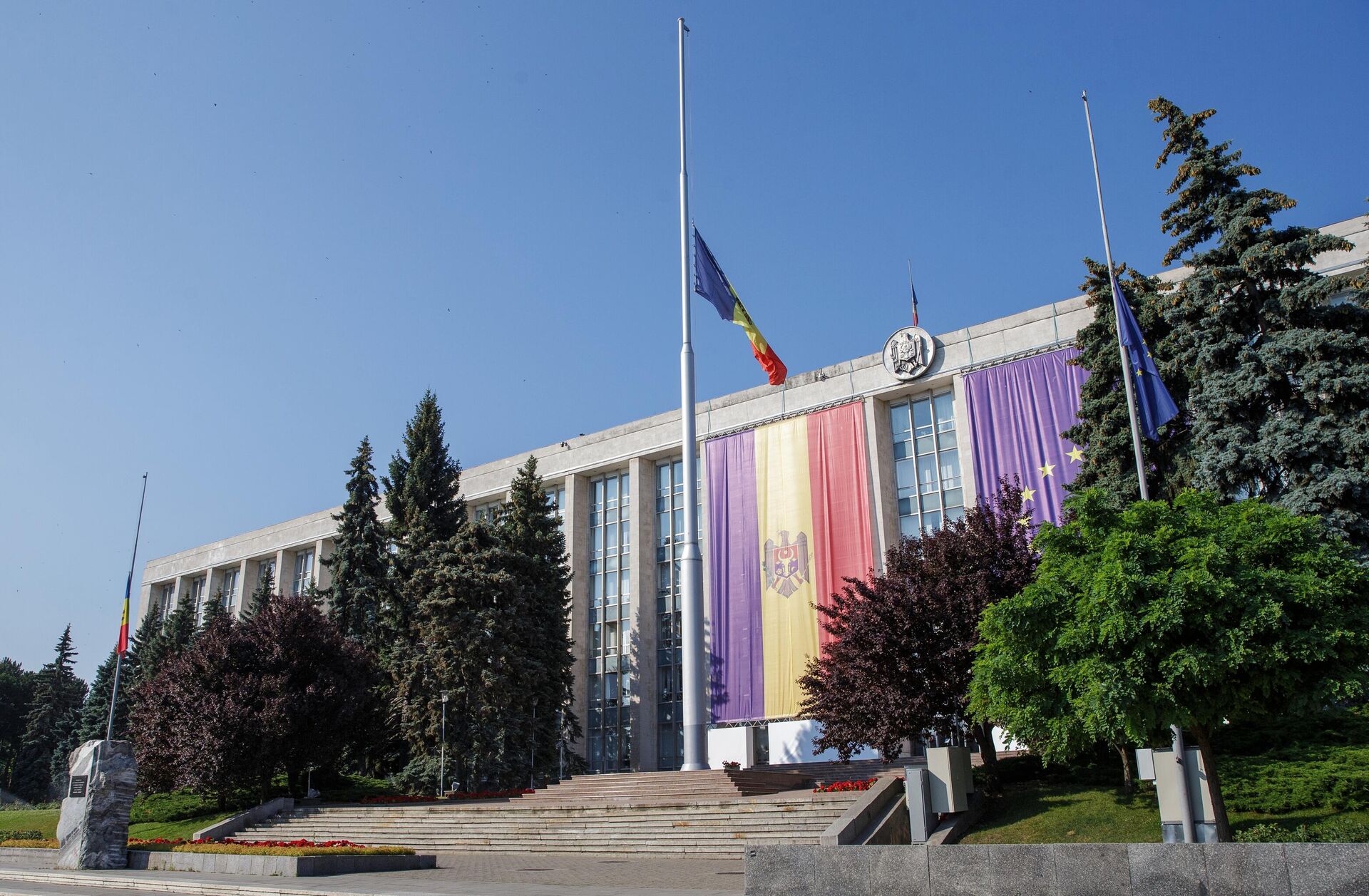 Приспущенные флаги на фасаде здания правительства республики Молдова в Кишиневе - РИА Новости, 1920, 03.08.2023