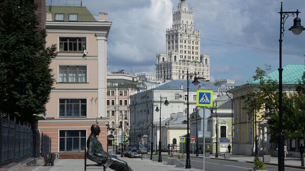 Памятник архитектору Ле Корбюзье на Мясницкой улице в Москве