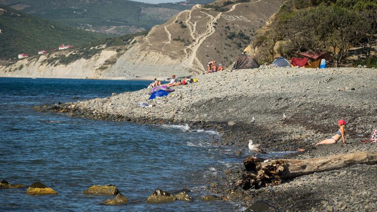 Отдыхающие на побережье Черного моря в районе заповедника Утриш в Краснодарском крае