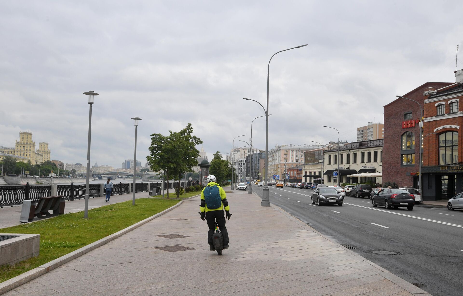 Мужчина катается на сегвее на Саввинской набережной в Москве - РИА Новости, 1920, 04.07.2023