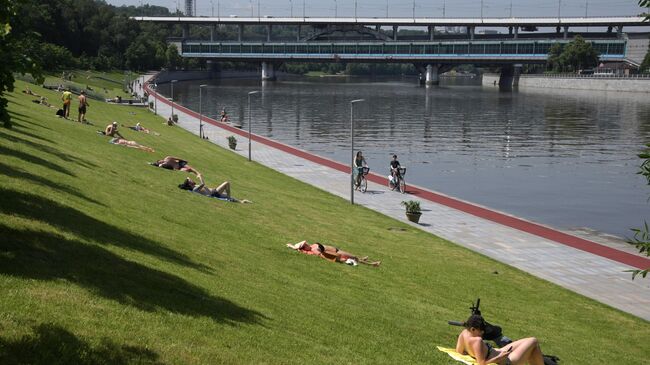 Люди отдыхают на Воробьевской набережной в Москве