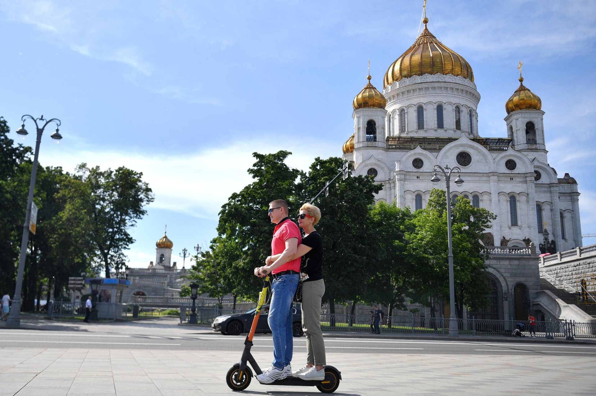 Люди катаются на самокате на Пречистенской набережной в Москве - РИА Новости, 1920, 04.07.2023