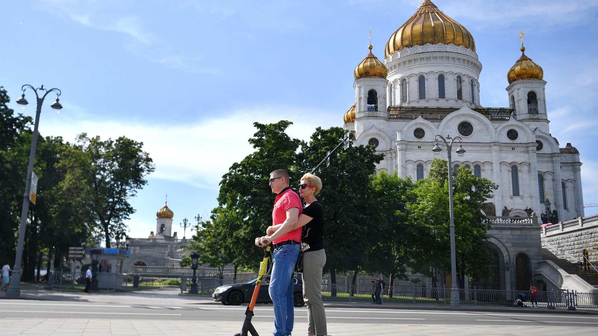 Люди катаются на самокате на Пречистенской набережной в Москве - РИА Новости, 1920, 27.07.2023