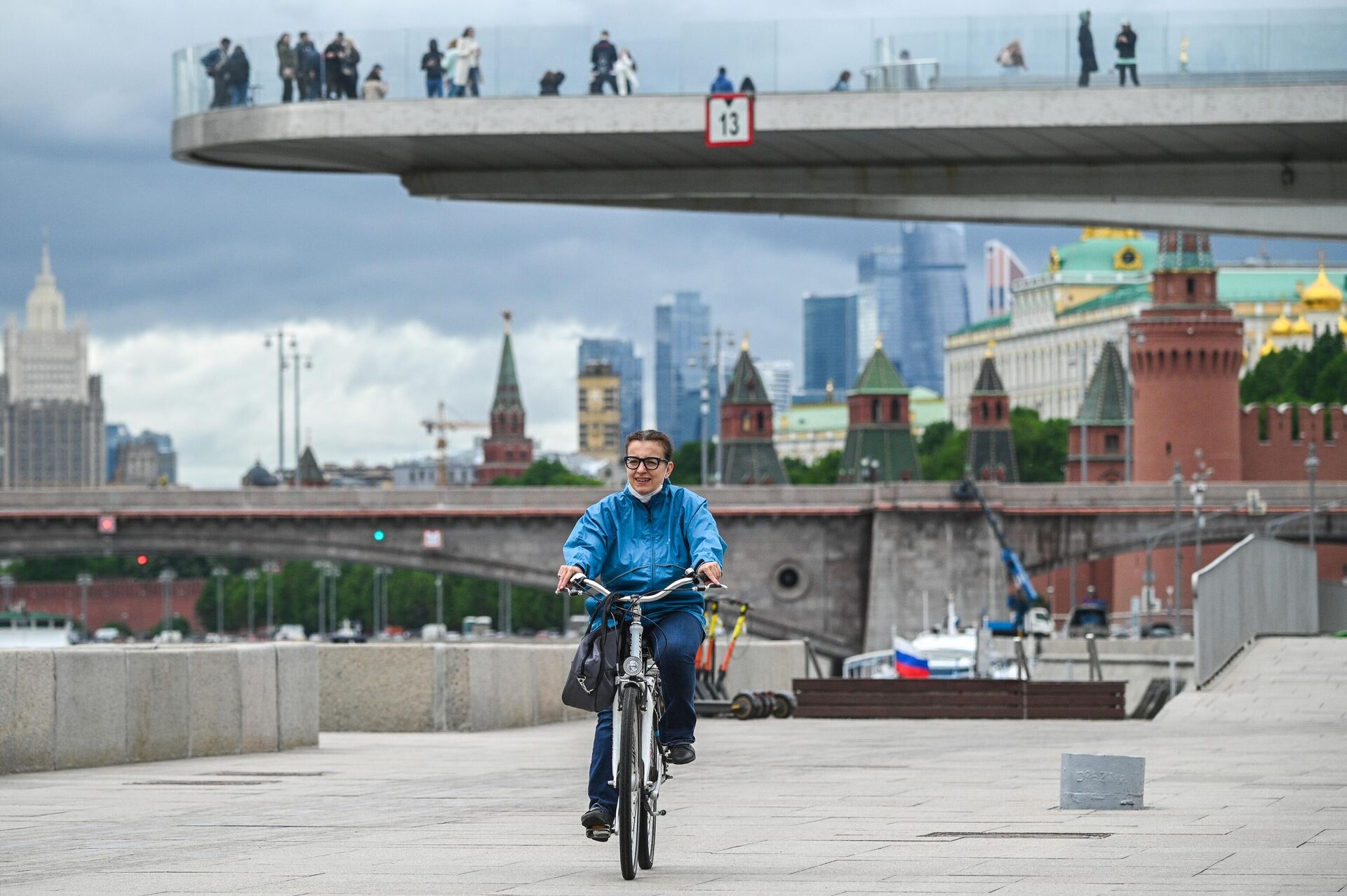 Девушка едет на велосипеде по Москворецкой набережной в Москве - РИА Новости, 1920, 04.07.2023