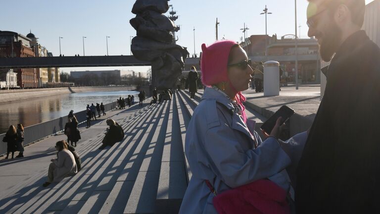 Молодые люди на Болотной набережной в Москве