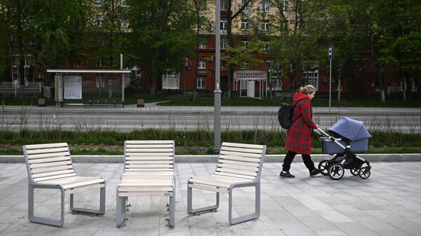 Женщина с детской коляской на Космодамианской набережной в Москве