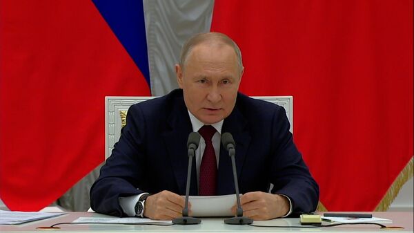 LIVE: Путин на встрече с выпускниками Российской академии народного хозяйства