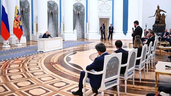 Президент РФ Владимир Путин на встрече с выпускниками РАНХиГС в Кремле