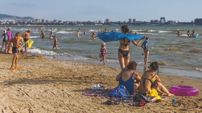 Девушки загорают на пляже в Анапе