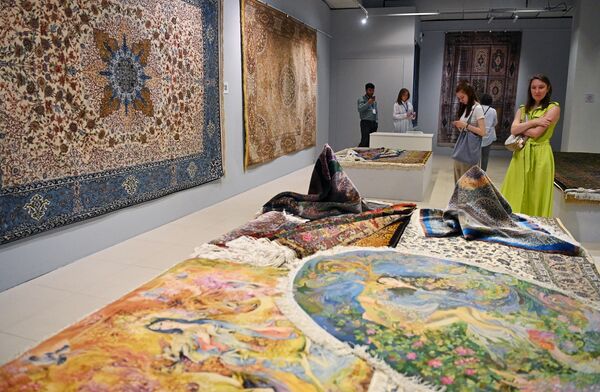 Посетители на одном из стендов на выставке иранского искусства в рамках проекта Обменные культурные мероприятия России и Ирана на ВДНХ