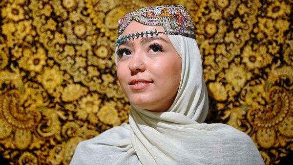Девушка на одном из стендов на выставке иранского искусства в рамках проекта Обменные культурные мероприятия России и Ирана на ВДНХ