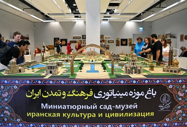 Посетители знакомятся с экспозицией на выставке иранского искусства в рамках проекта Обменные культурные мероприятия России и Ирана на ВДНХ