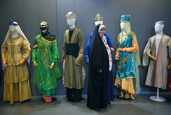 Женщина фотографируется на одном из стендов на выставке иранского искусства в рамках проекта Обменные культурные мероприятия России и Ирана на ВДНХ