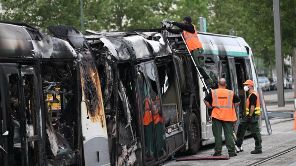 Сгоревший в результате беспорядков трамвай во французском Кламаре