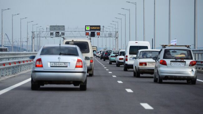 Автомобильное движение по автодорожной части Крымского моста