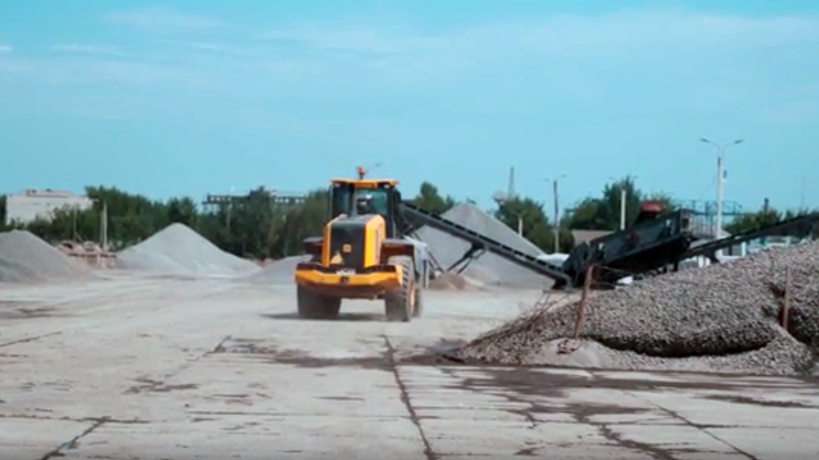 Порядка 1000 тонн асфальта в день производят московские коммунальщики в Луганске - РИА Новости, 1920, 04.07.2023