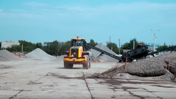 Порядка 1000 тонн асфальта в день производят московские коммунальщики в Луганске
