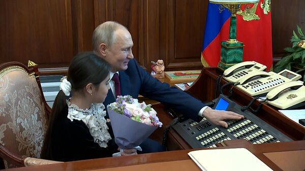 Путин встречает в Кремле школьницу из Дербента