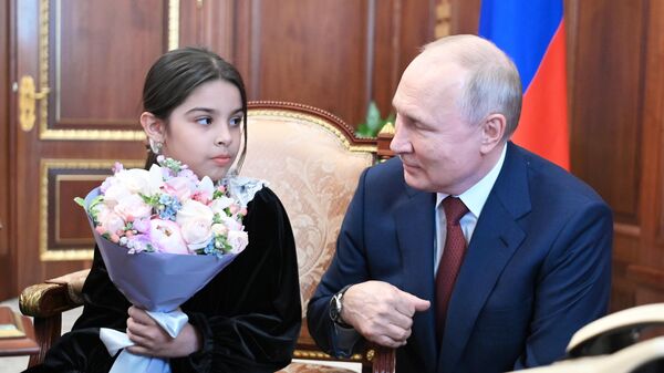 Президент РФ Владимир Путин общается с девочкой из Дагестана Раисат Акиповой