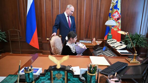 Президент России Владимир Путин общается с девочкой из Дагестана Раисат Акиповой в своем рабочем кабинете в Кремле