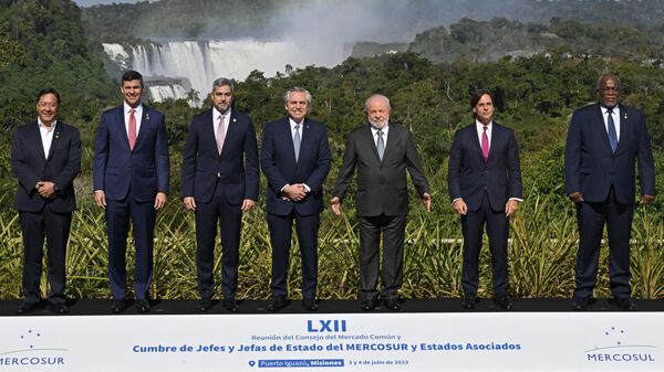 Церемония фотографирования лидеров стран Меркосур во время саммита в Пуэрто-Игуасу, Аргентина. 4 июля 2023