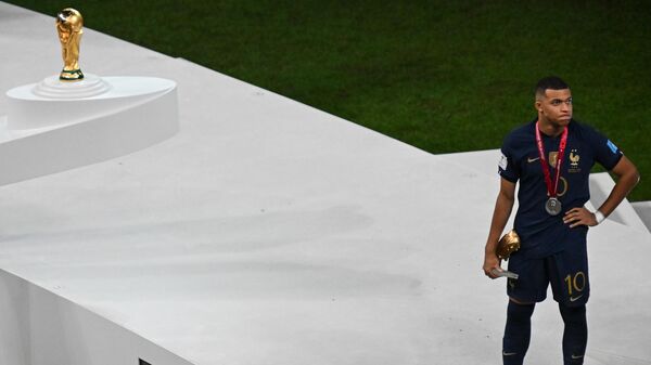 Игрок сборной Франции Килиан Мбаппе на церемонии награждения победителей чемпионата мира по футболу