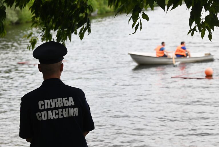 Сотрудник службы спасения во время финала городского конкурса профессионального мастерства по профессии Спасатель на поисково-спасательной станции Строгино в Москве