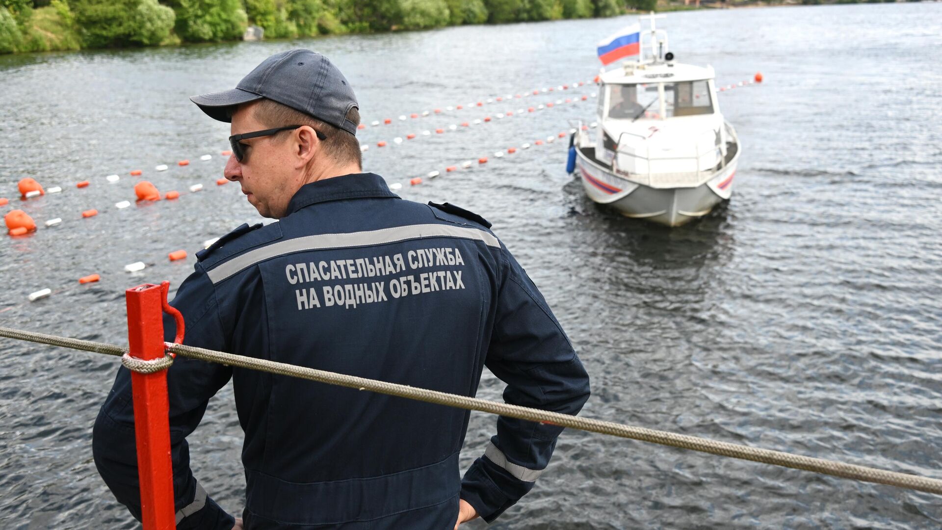 Сотрудник спасательной службы на водных объектах во время финала городского конкурса профессионального мастерства по профессии Спасатель на поисково-спасательной станции Строгино в Москве Сотрудник спасательной службы на водных объектах во время финала городского конкурса профессионального мастерства по профессии Спасатель на поисково-спасательной станции Строгино в Москве - РИА Новости, 1920, 06.07.2023