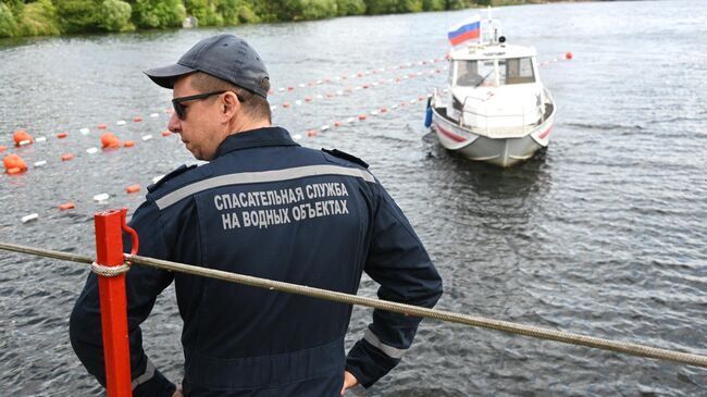 Сотрудник спасательной службы на водных объектах во время финала городского конкурса профессионального мастерства по профессии Спасатель на поисково-спасательной станции Строгино в Москве