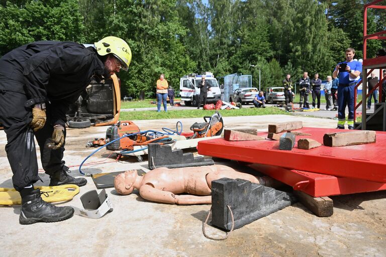 Участник городского конкурса профессионального мастерства по профессии Спасатель на учебно-тренировочном полигоне в деревне Апаринки в Московской области