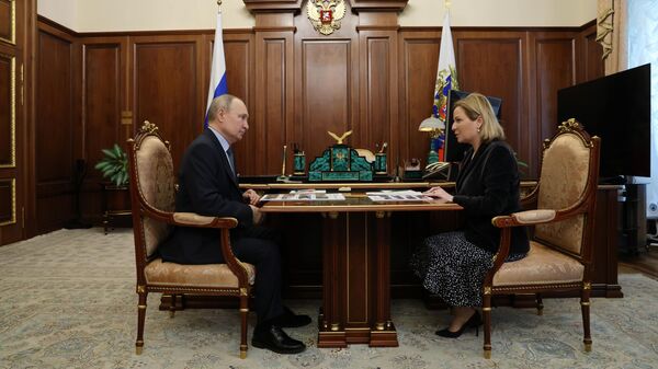 Президент РФ Владимир  Путин и министр культуры РФ Ольга Любимова во время встречи