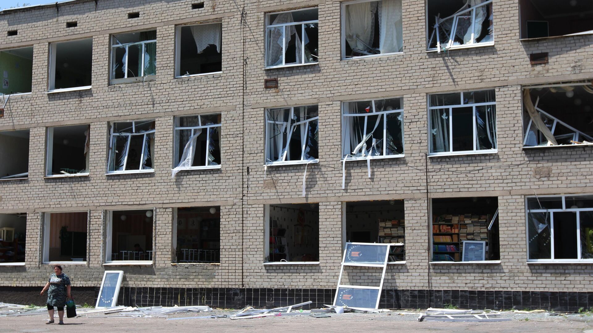 Разрушения в средней школе № 8 в результате обстрела ВСУ города Макеевки - РИА Новости, 1920, 05.07.2023
