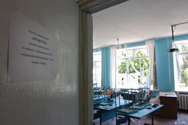 Объявление об эвакуации учащихся из класса при сигнале Артобстрел в получившей разрушения при ударе ВСУ по  средней школе № 8 города Макеевки
