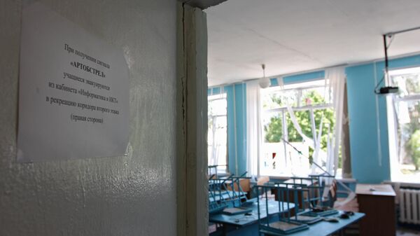 Объявление об эвакуации учащихся из класса при сигнале Артобстрел в получившей разрушения при ударе ВСУ по  средней школе № 8 города Макеевки