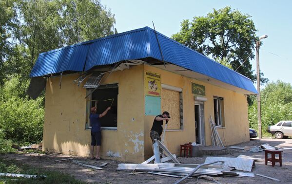 Задание магазина комбикормов, пострадавшее от обстрела ВСУ города Макеевки