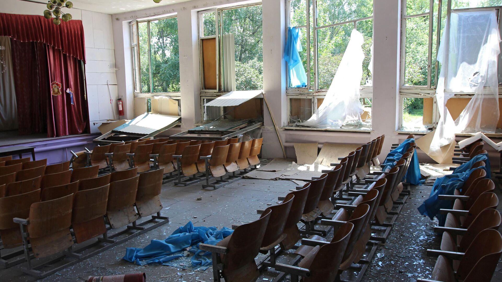 Разрушения в средней школе № 8 в результате обстрела ВСУ города Макеевки - РИА Новости, 1920, 05.04.2024