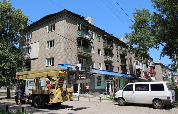 Жилой дом с разрушениями после обстрела ВСУ города Макеевки