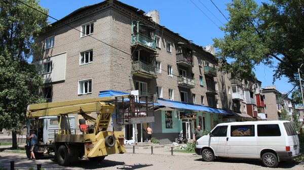 Жилой дом с разрушениями после обстрела ВСУ города Макеевки