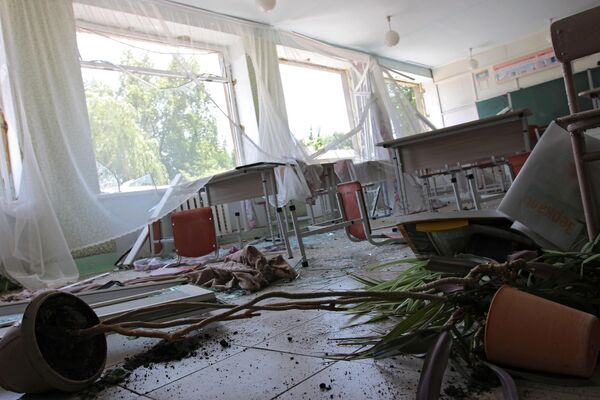 Разрушения в средней школе № 8 в результате обстрела ВСУ города Макеевки