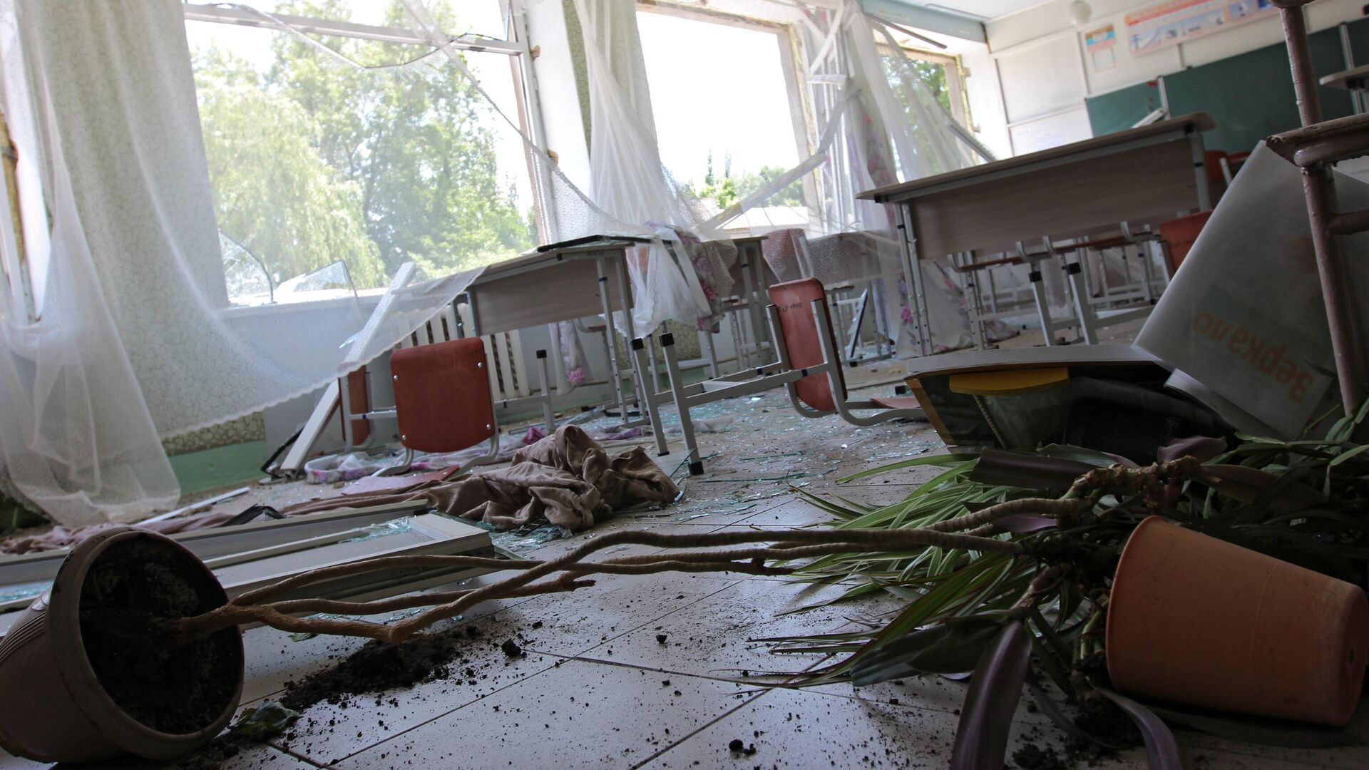 Разрушения в средней школе № 8 в результате обстрела ВСУ города Макеевки - РИА Новости, 1920, 11.07.2023