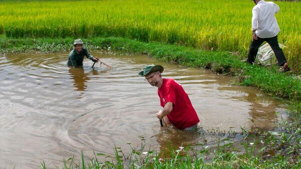 Д. Зворыкин и вьетнамские рыбаки ловят анабасов в пруду на рисовых полях
