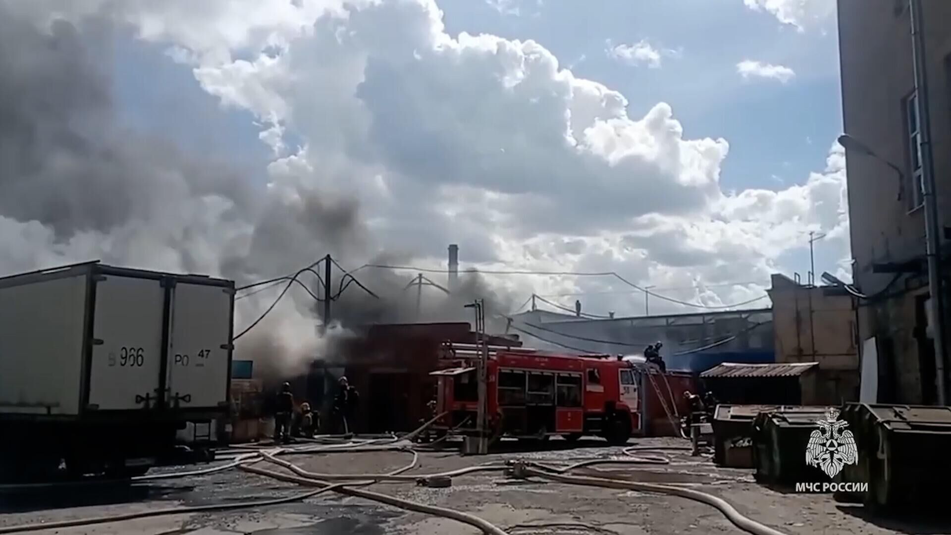 Пожар на складе с покрышками в Петербурге - РИА Новости, 1920, 05.07.2023