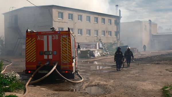 Сотрудники пожарной службы во время тушения склада с автомобильными покрышками в Санкт-Петербурге