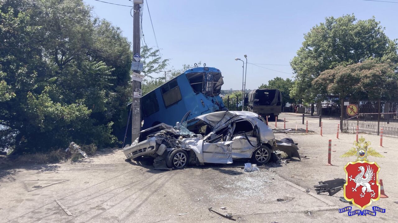 В Севастополе грузовик из-за отказа тормозов протаранил машины и автобус -  РИА Новости, 05.07.2023