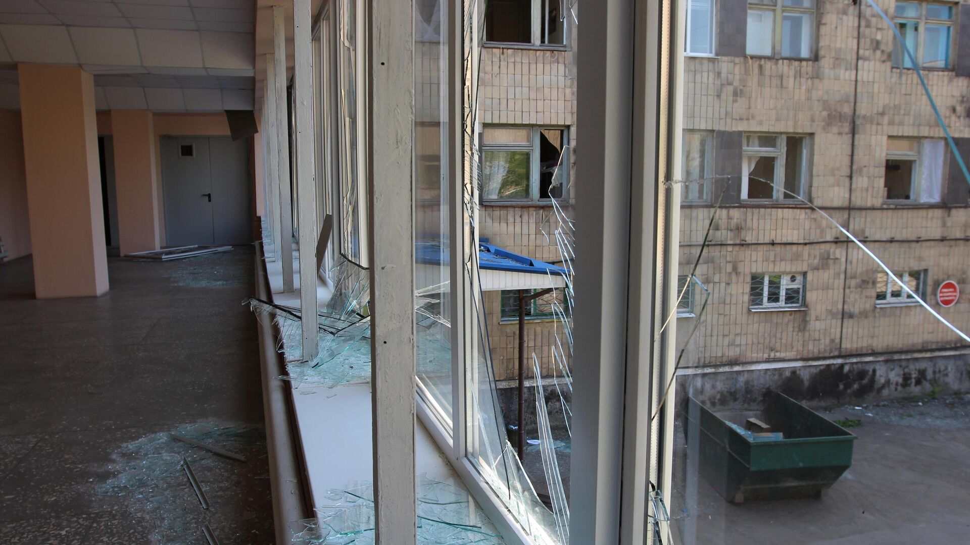 Выбитые окна городской больницы в результате обстрела ВСУ города Макеевки - РИА Новости, 1920, 28.08.2023